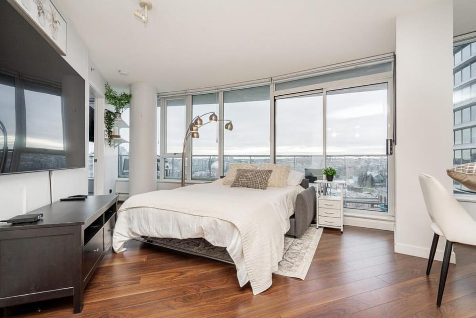 Central 2BR and 2BA with Sofa Bed Perfect Vancouver Getaway Apartment in Vancouver