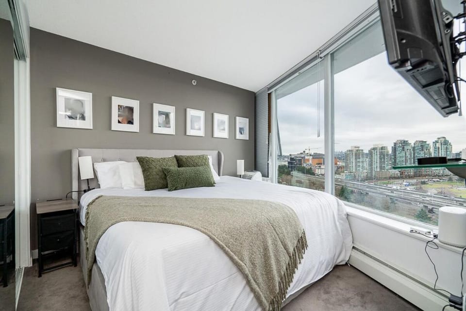 Central 2BR and 2BA with Sofa Bed Perfect Vancouver Getaway Apartment in Vancouver