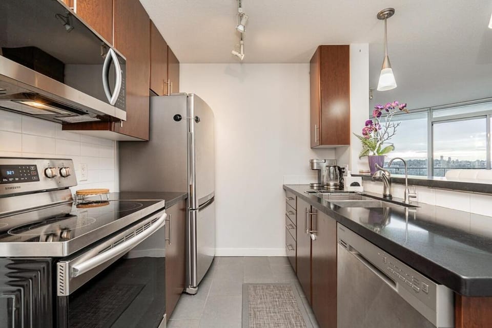 Central 2BR and 2BA with Sofa Bed Perfect Vancouver Getaway Apartment in Vancouver