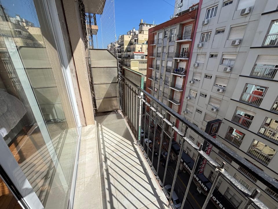 Un ambiente reciclado con balcón a la calle y cochera Apartment in Mar del Plata