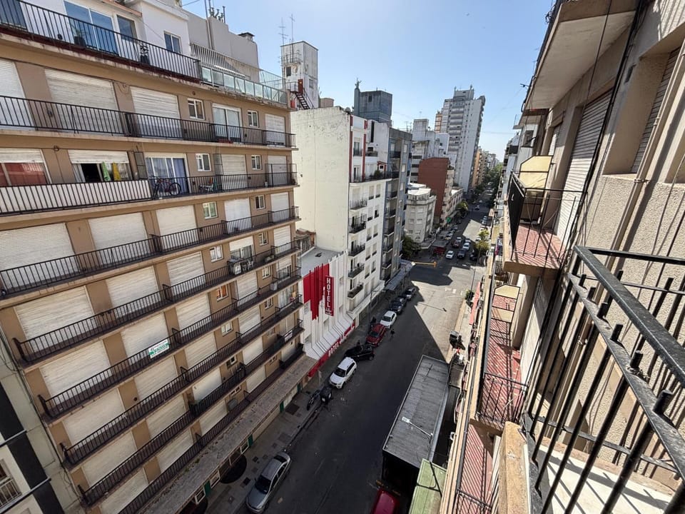 Un ambiente reciclado con balcón a la calle y cochera Apartment in Mar del Plata