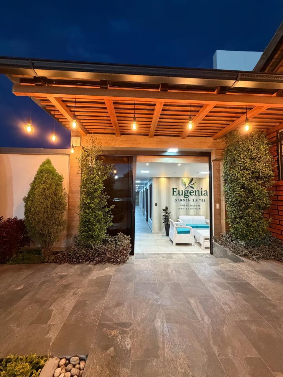 Eugenia Garden Suites, Villa de Lujo 7 Suites, 14 Personas, Piscina, Cancha de Fútbol, Cerca al Aeropuerto de Quito Villa in Quito