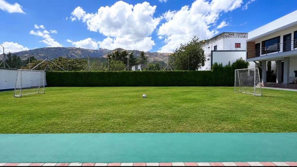 Eugenia Garden Suites, Villa de Lujo 7 Suites, 14 Personas, Piscina, Cancha de Fútbol, Cerca al Aeropuerto de Quito Villa in Quito