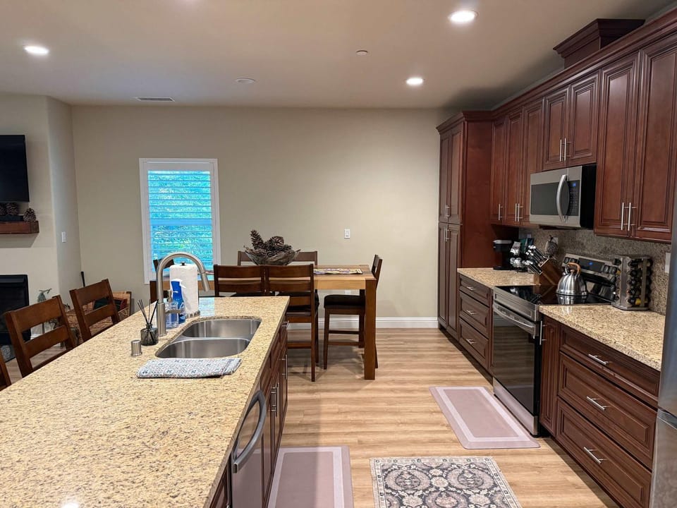 Silver Pines Modern Retreat-3BR New Build House in Shaver Lake