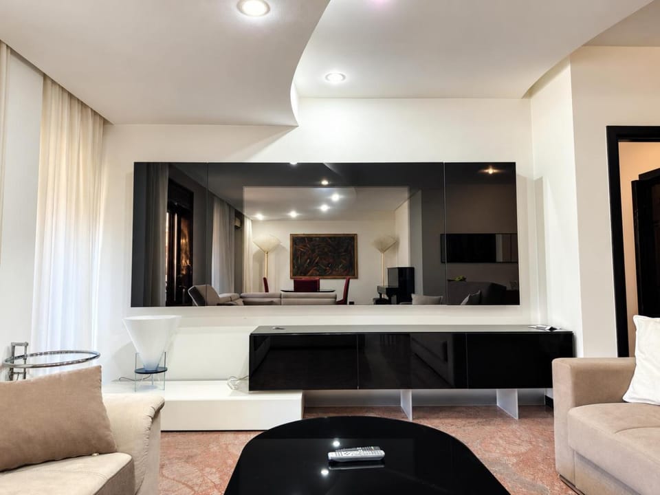 TV and multimedia, Living room, Lounge or bar, Seating area