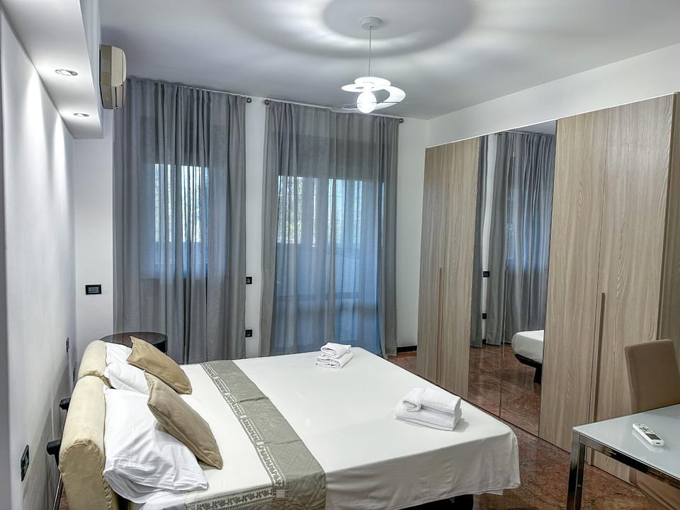 Bed, Balcony/Terrace, air conditioner