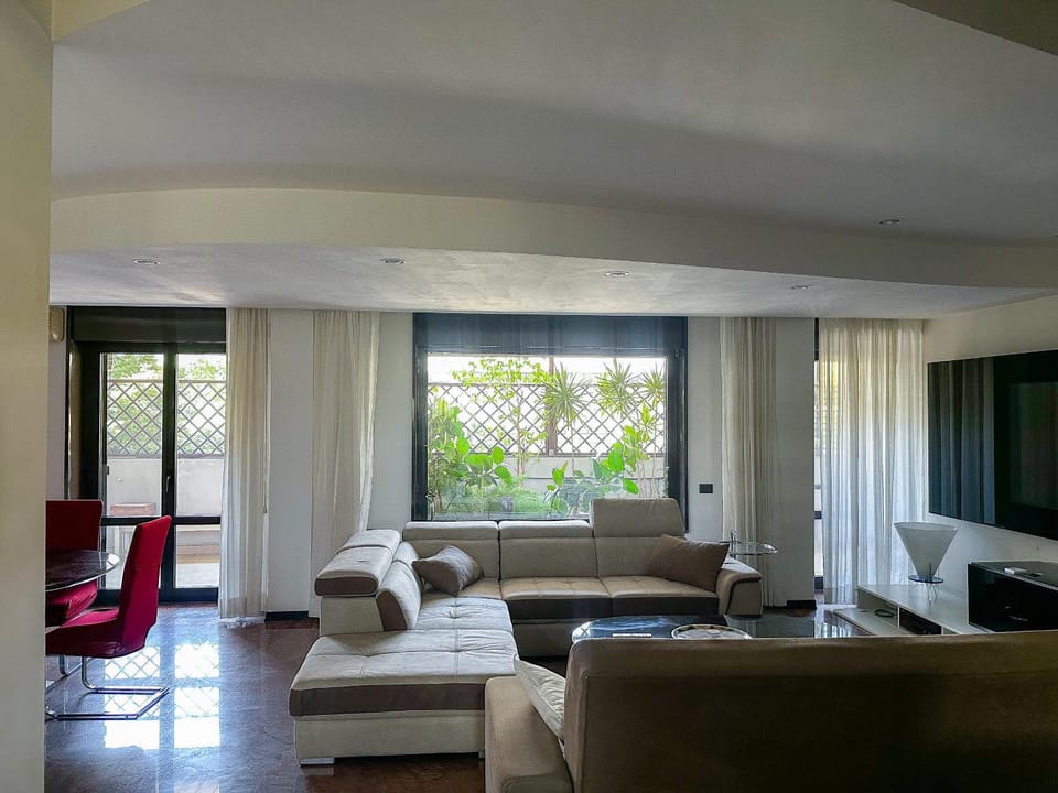 TV and multimedia, Living room, Seating area, Evening entertainment