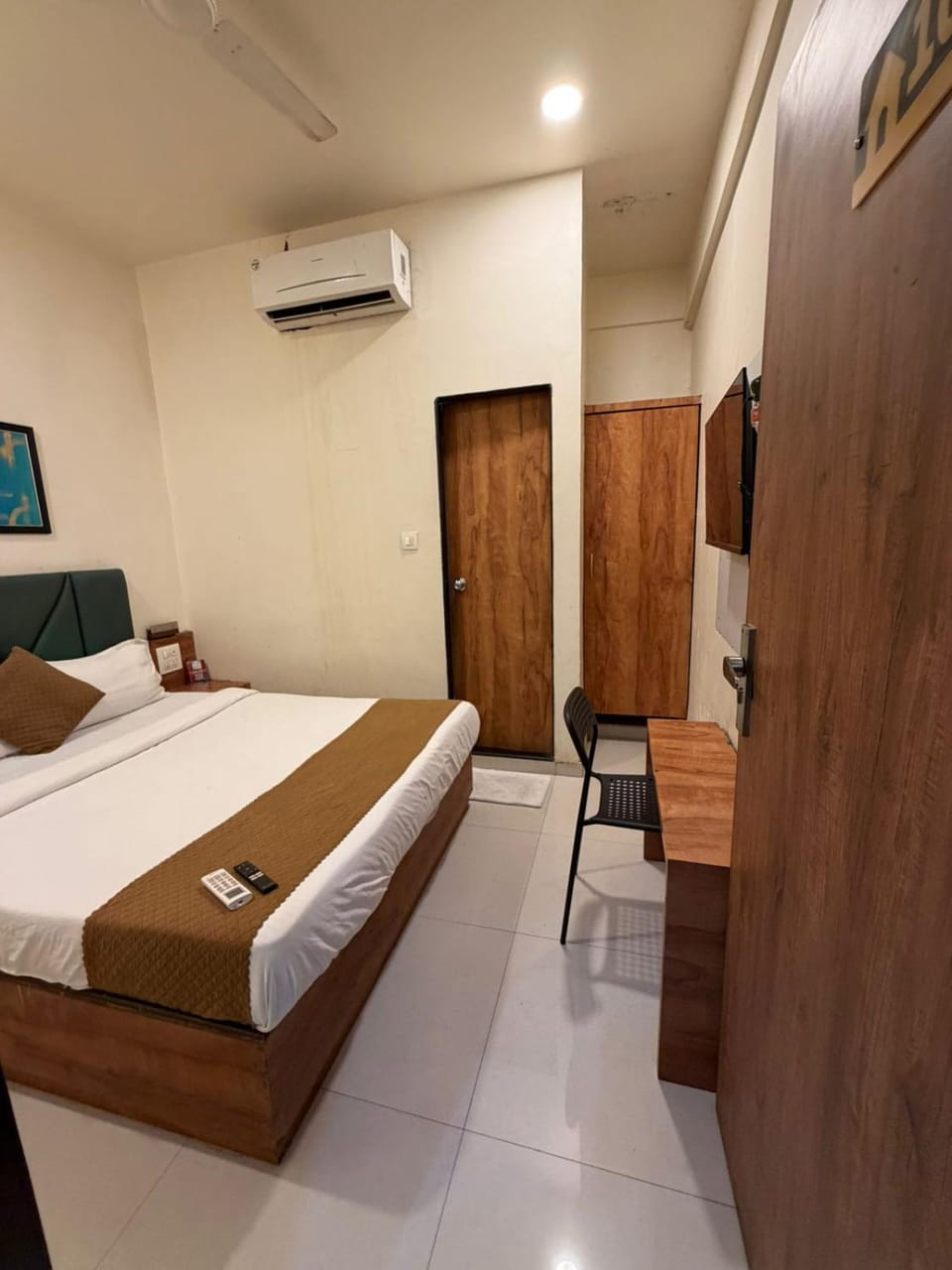 Hotel comfort dc Bed and Breakfast in Mumbai
