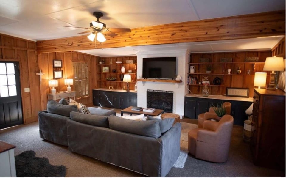 TV and multimedia, Living room, Seating area, fireplace