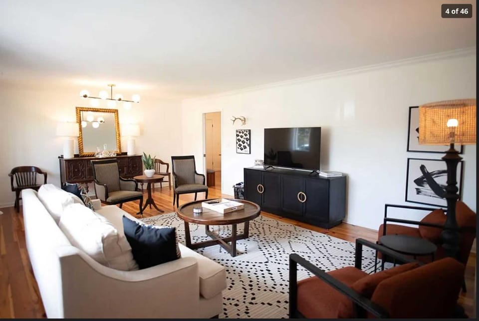 TV and multimedia, Living room, Seating area, Evening entertainment