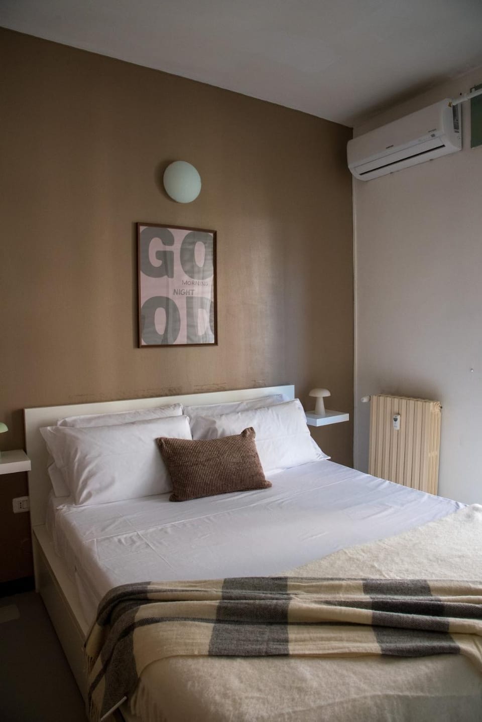 Bed, Photo of the whole room, Bedroom, air conditioner