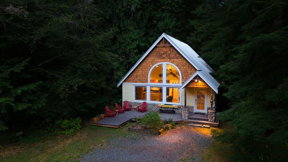 Adventure-Ready Chalet with Hot Tub & Fireplace House in Glacier