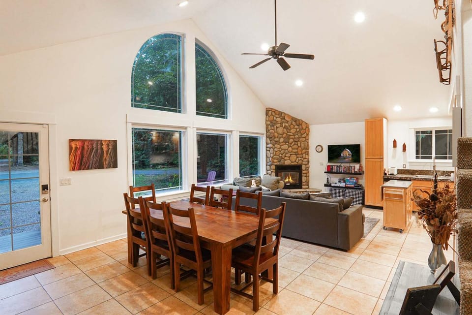 Adventure-Ready Chalet with Hot Tub & Fireplace House in Glacier