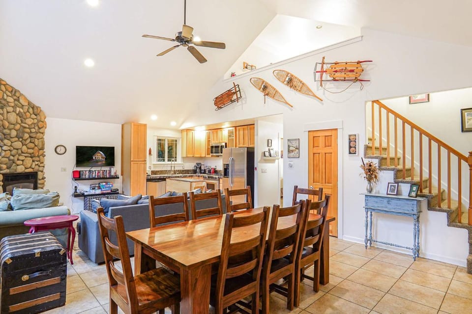 Adventure-Ready Chalet with Hot Tub & Fireplace House in Glacier
