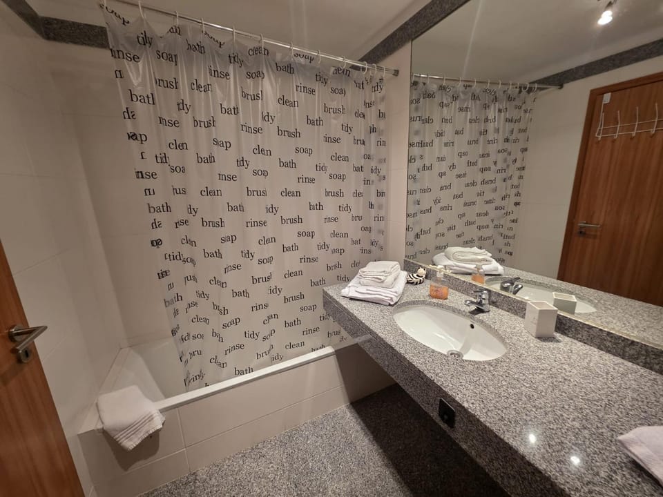 Shower, Bathroom, Bath, towels