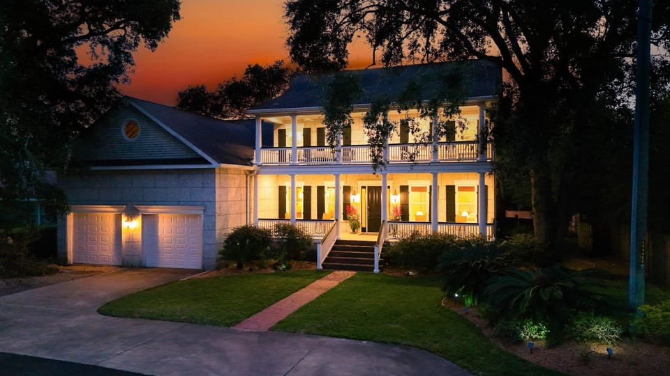 Between the Ocean and the Estuary Private East Beach Estate with Saltwater Pool Oversized Spa & 5-Minute Walk to the Sand House in Saint Simons Island