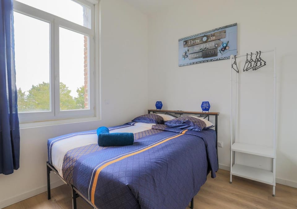 Bedroom, towels