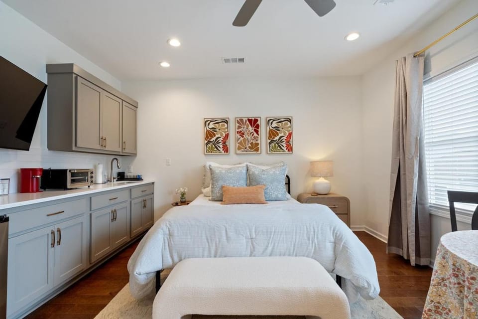 Cozy guest suite with workspace & TV House in Oxford