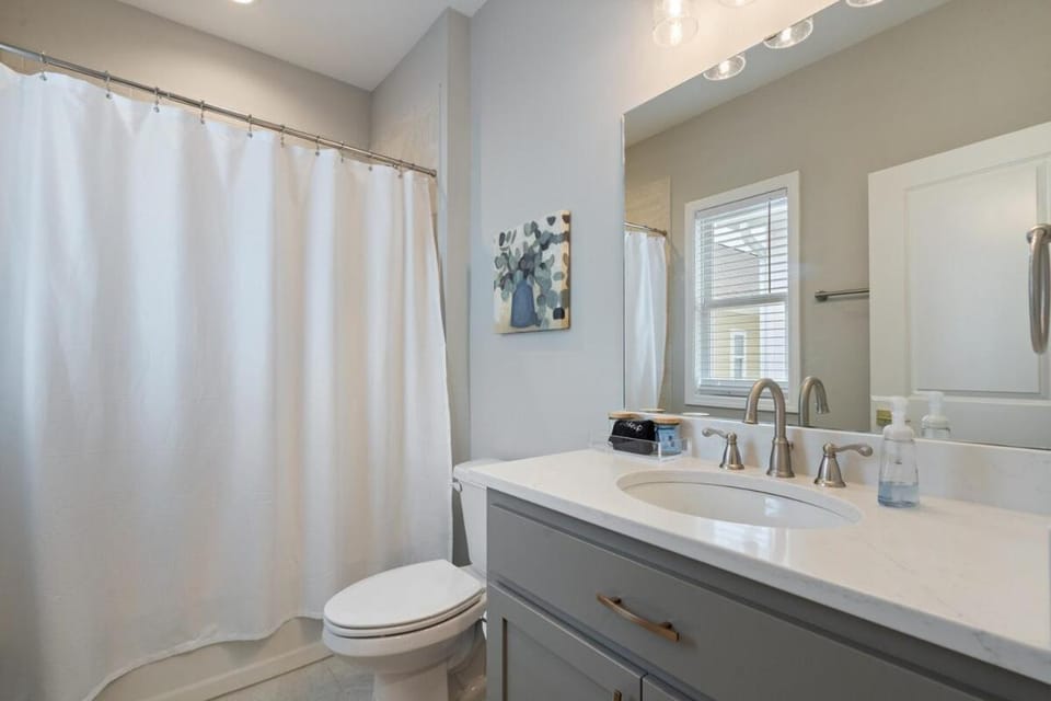 Cozy guest suite with workspace & TV House in Oxford