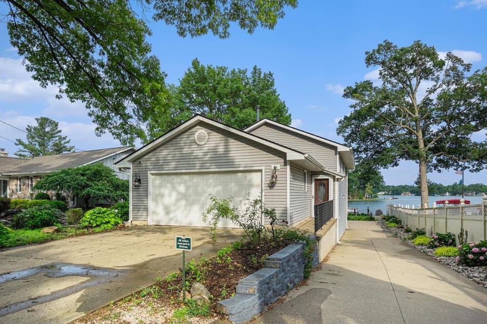 Goguac Lake House Sleeps6 Private Dock Boat Launch House in Battle Creek