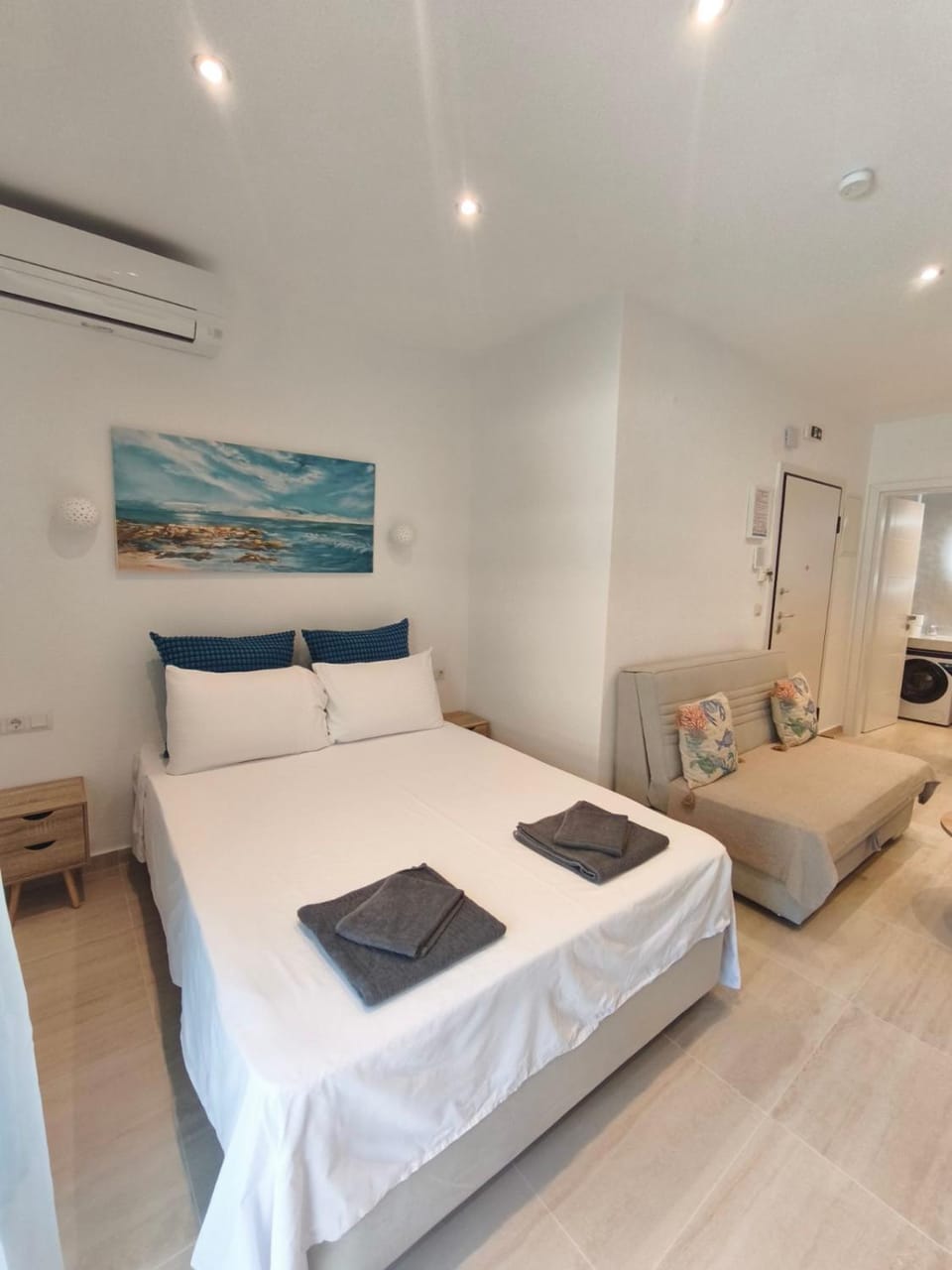 Bed, Living room, Seating area, towels, air conditioner