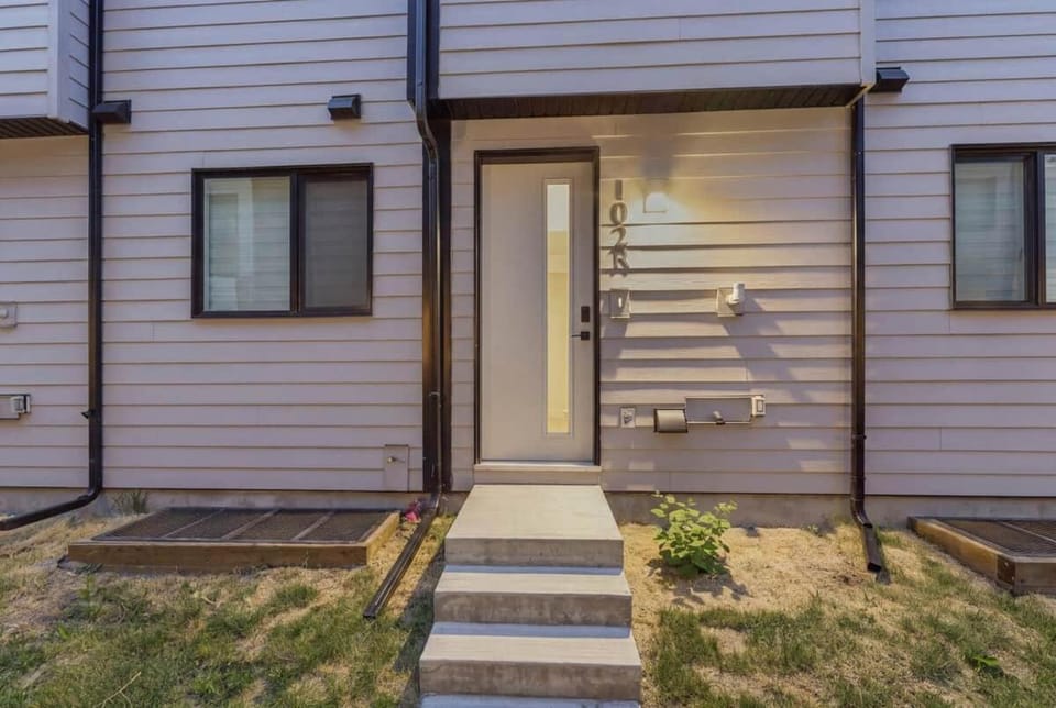 Bright & Cozy 1BR | Your Home Away From Home House in Calgary