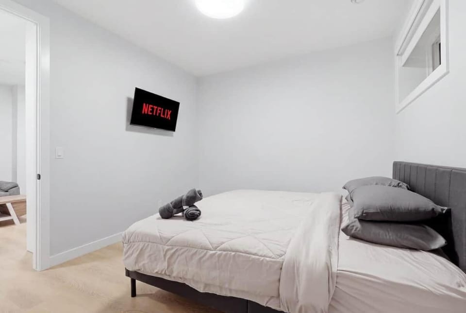 Bright & Cozy 1BR | Your Home Away From Home House in Calgary