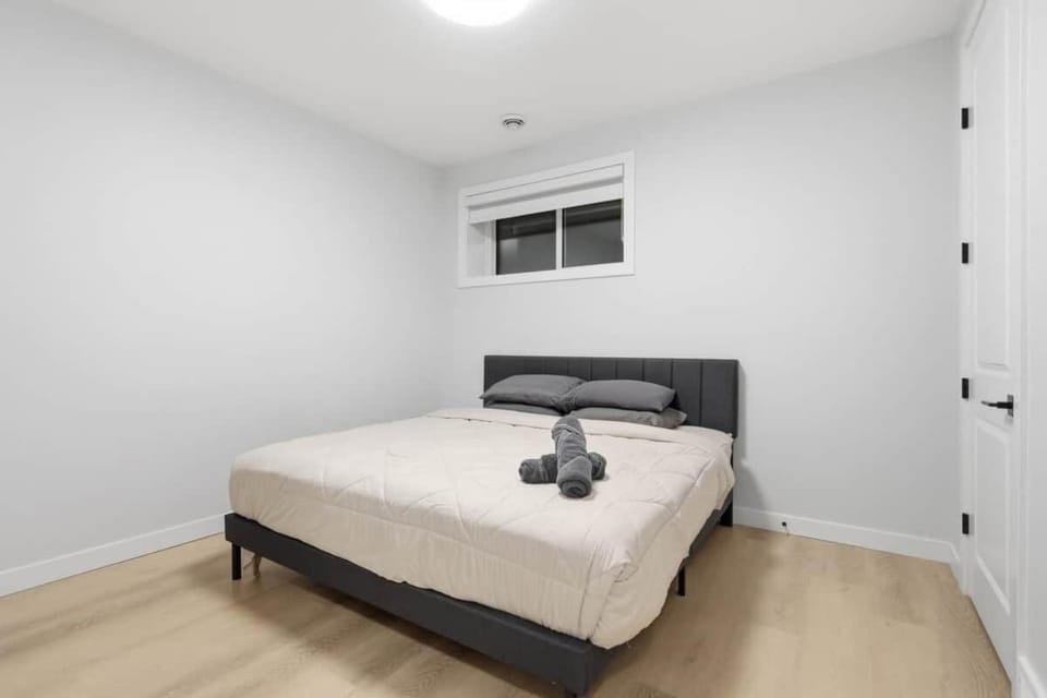 Bright & Cozy 1BR | Your Home Away From Home House in Calgary