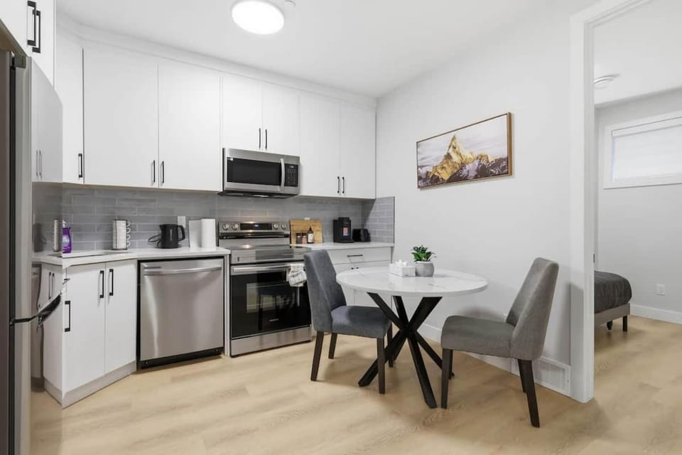 Modern 1BR Suite | Near SAIT & Downtown | Parking House in Calgary