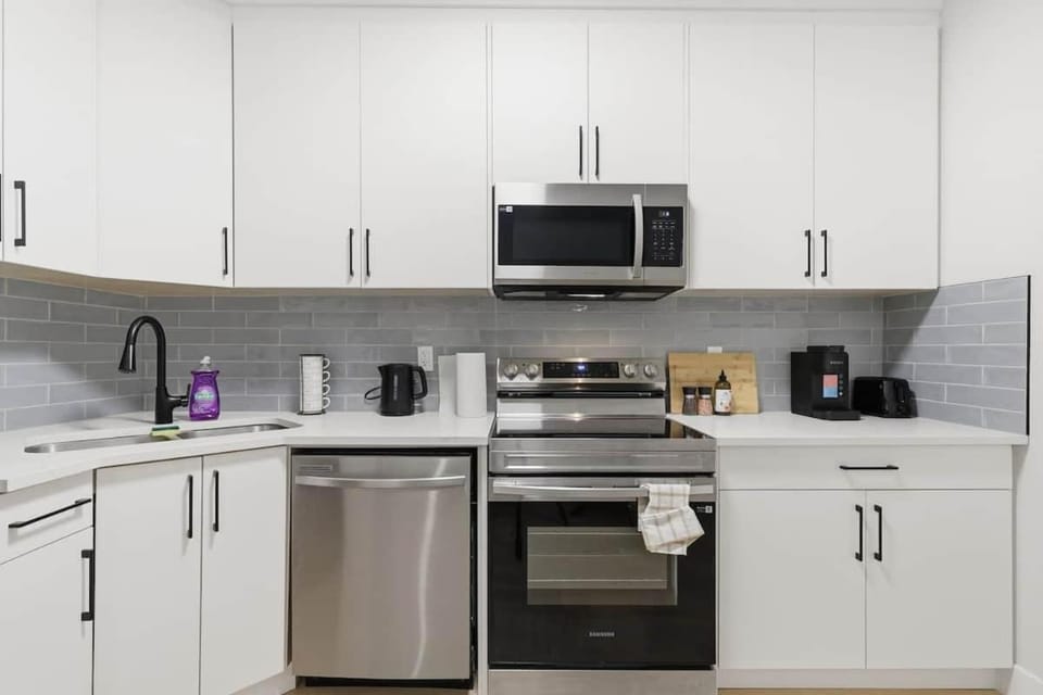 Modern 1BR Suite | Near SAIT & Downtown | Parking House in Calgary