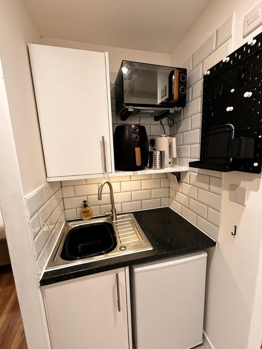 The Bolthole - Central Studio Apartment in Gloucester