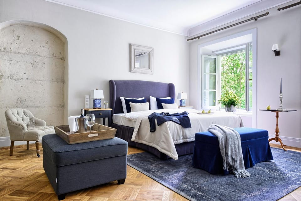 Bed, Seating area