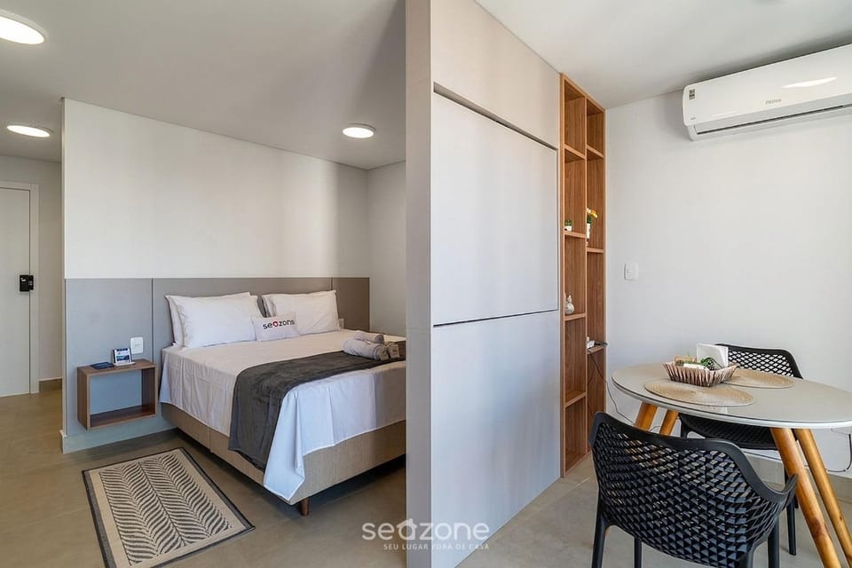 Bed, Dining area, Bedroom