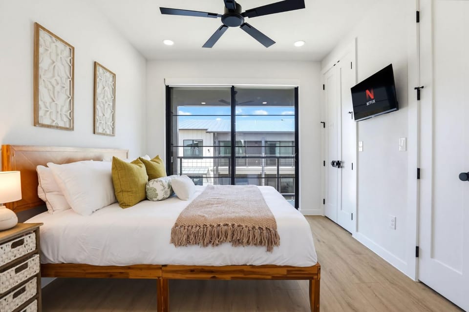 Bed, TV and multimedia, Bedroom