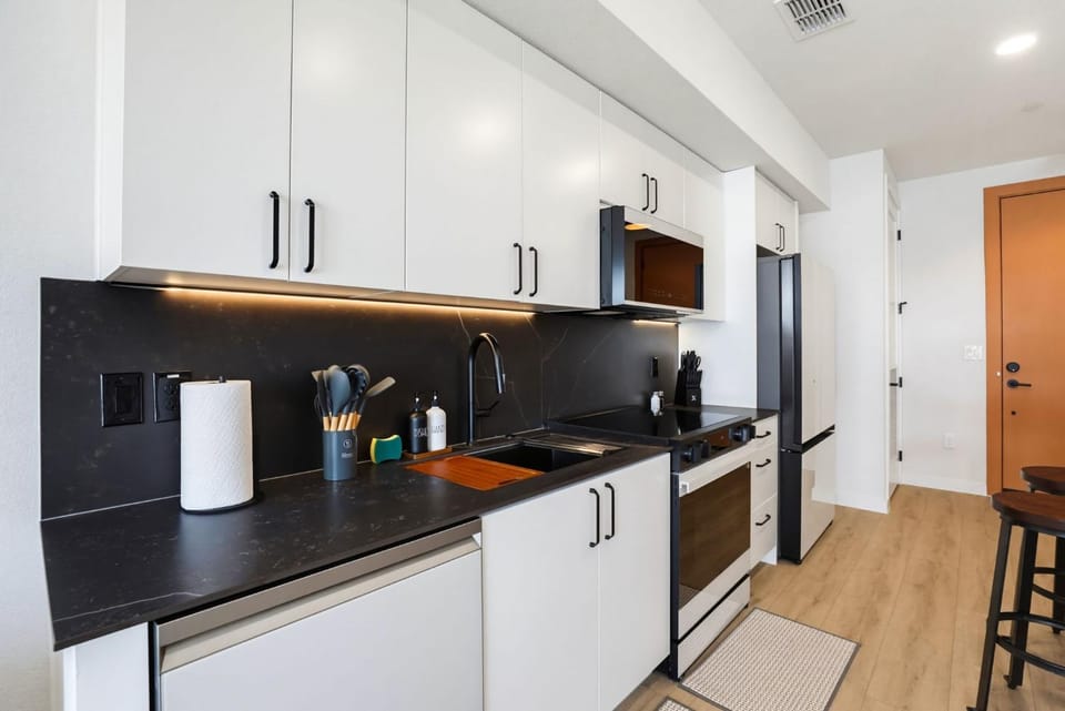 Kitchen or kitchenette, oven, stove