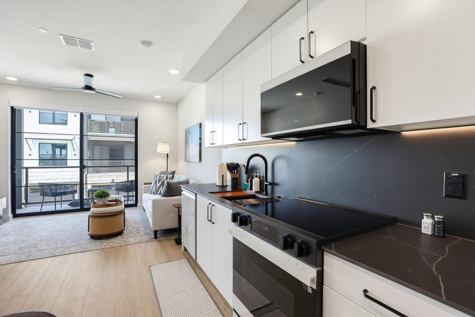 Coffee/tea facilities, Kitchen or kitchenette, oven, stove