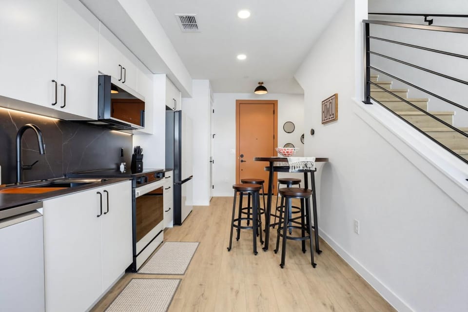 Kitchen or kitchenette, Seating area, Dining area