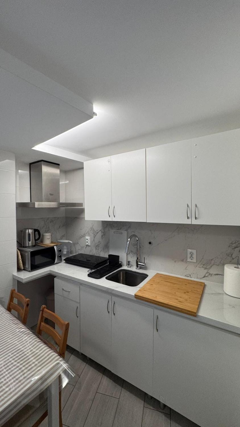Kitchen or kitchenette, Dining area, stove
