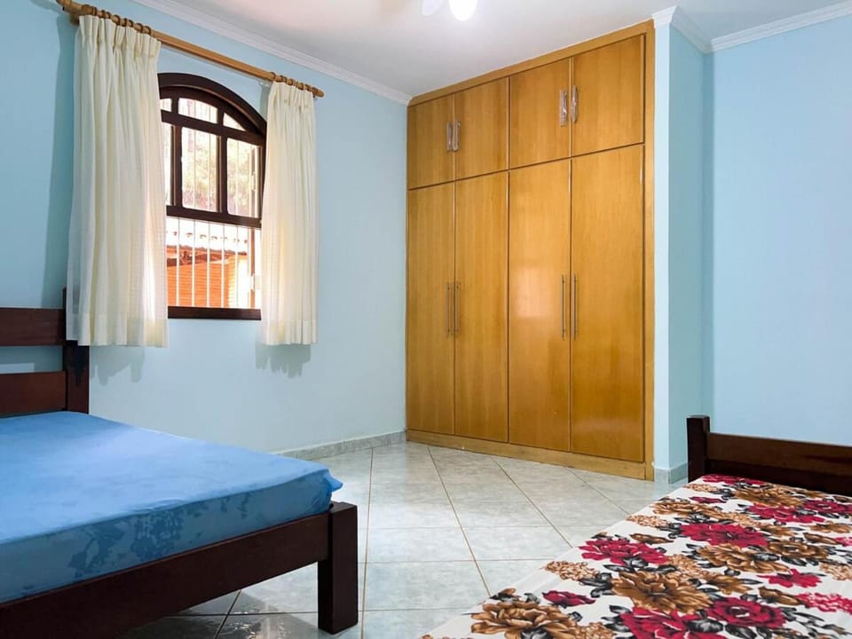 Large house with pool, barbecue area and Wi-Fi House in State of São Paulo