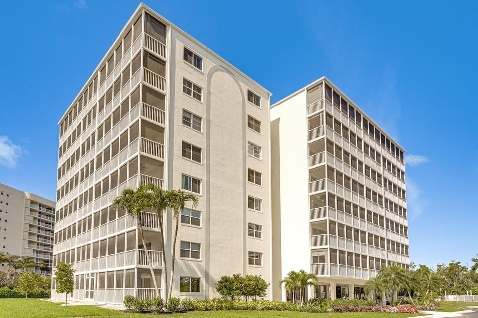 Relax Poolside, Walk to Beach! Extended Naples Gem House in Vanderbilt Beach