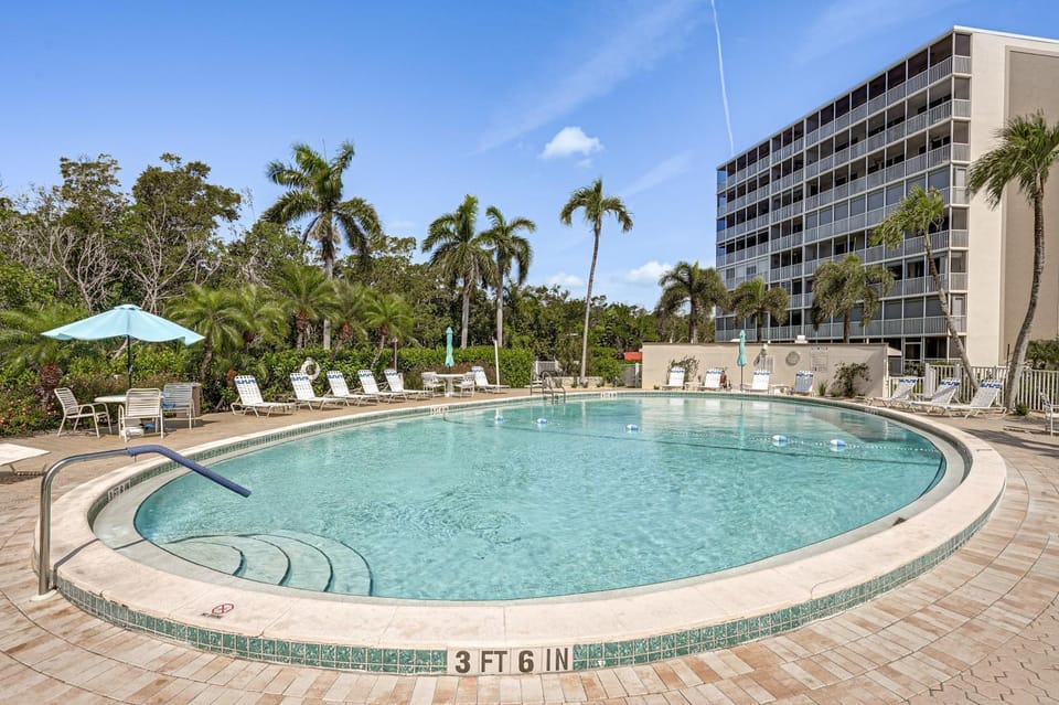 Relax Poolside, Walk to Beach! Extended Naples Gem House in Vanderbilt Beach