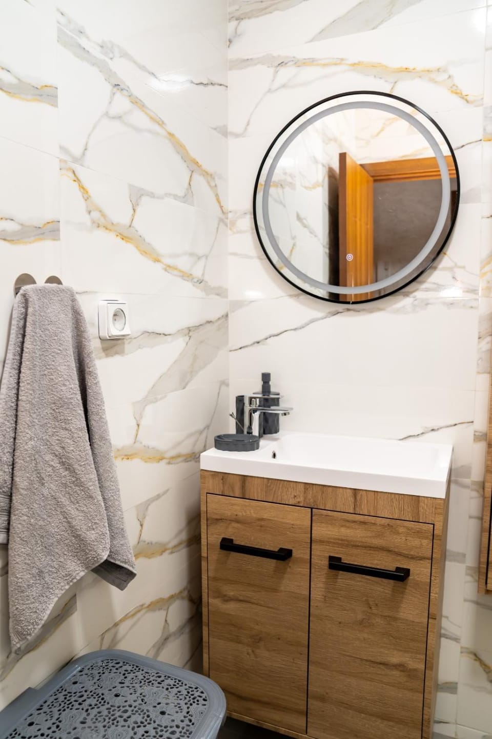 Bathroom, towels