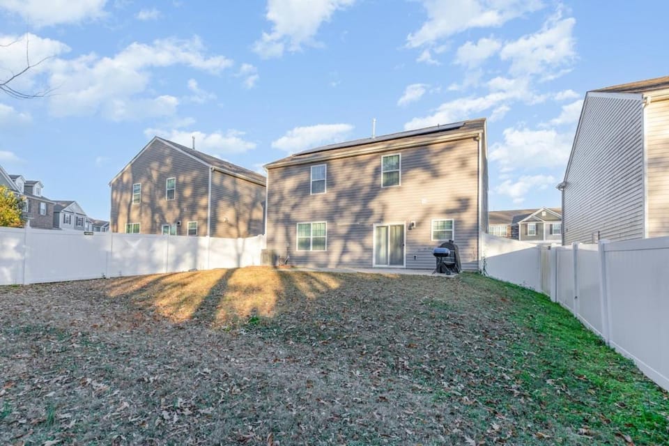 King Beds Modern Kitchen Large Yard Family Friendl House in Matthews