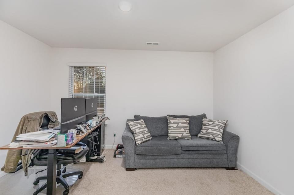 King Beds Modern Kitchen Large Yard Family Friendl House in Matthews