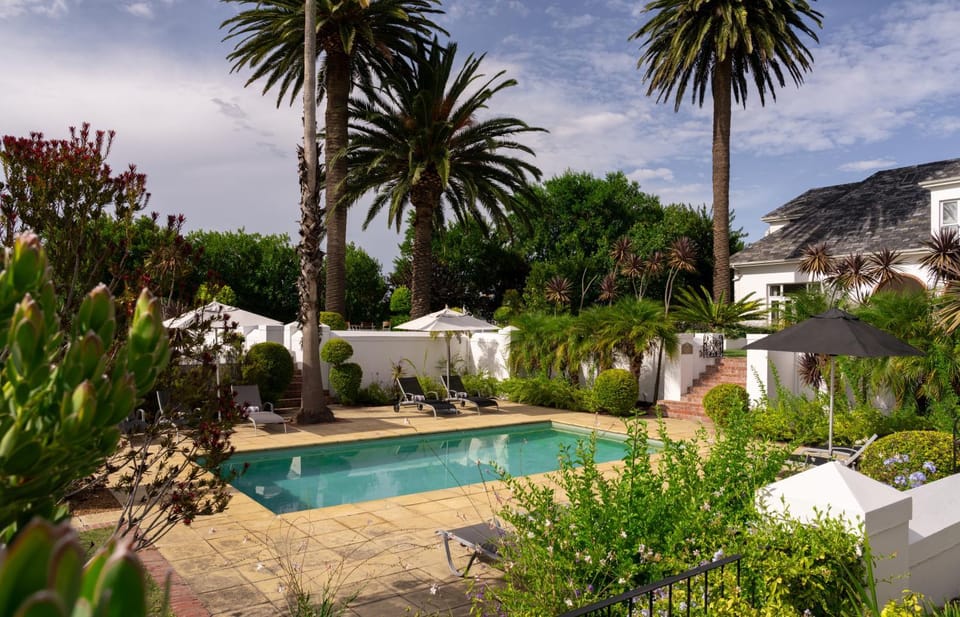 Property building, Garden, Garden view, Pool view, Swimming pool, sunbed