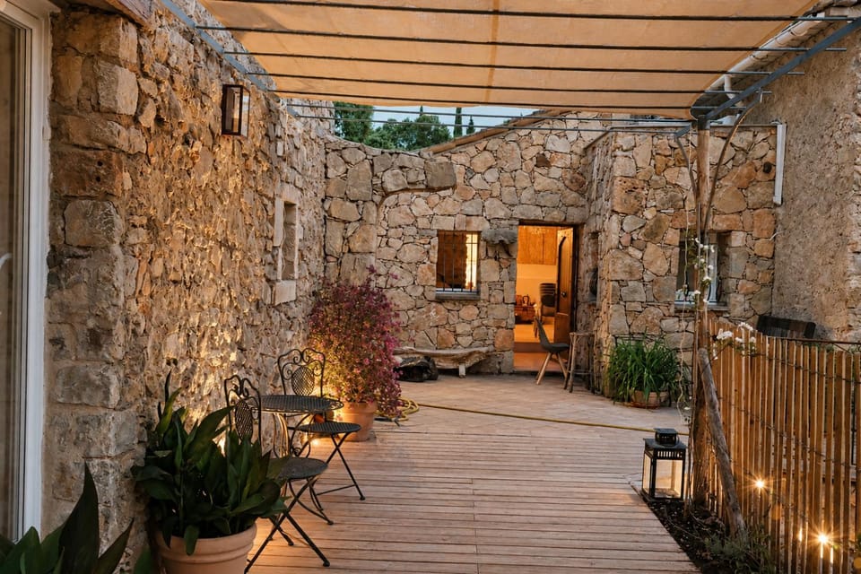 Property building, Patio, Balcony/Terrace