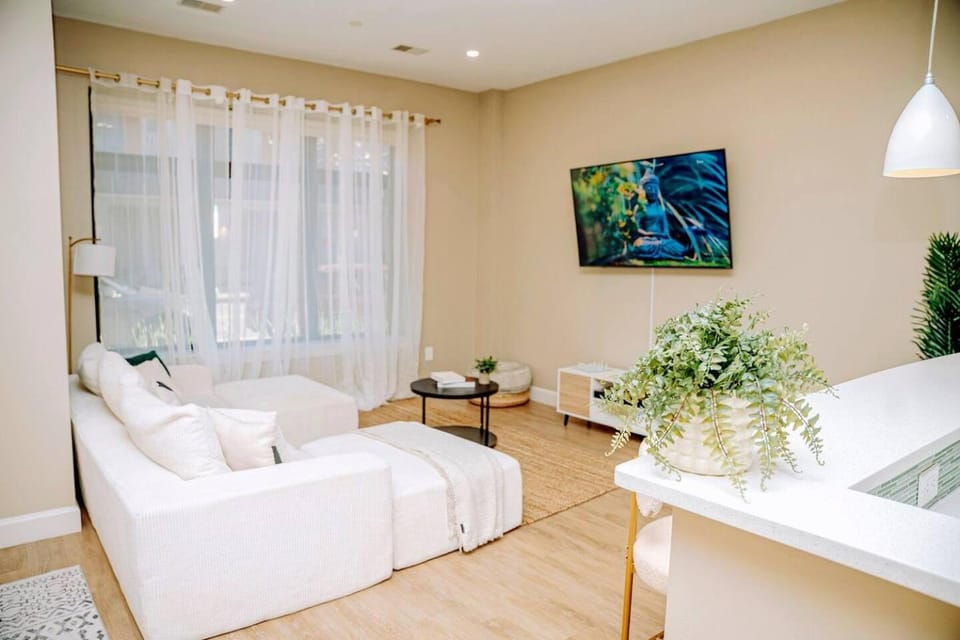 TV and multimedia, Living room, Seating area, internet, internet, air conditioner