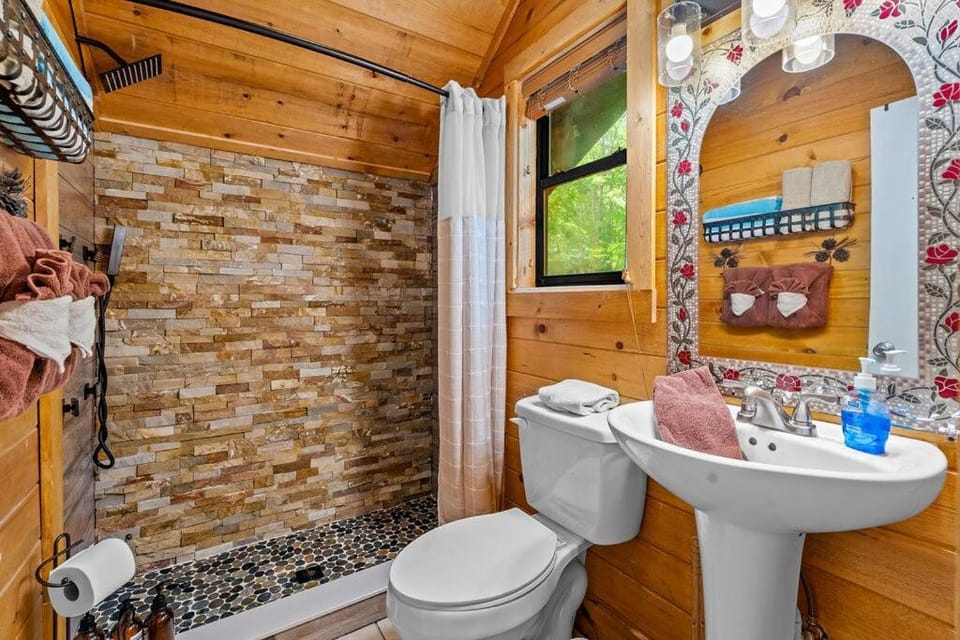Forest Retreat House in Pigeon Forge
