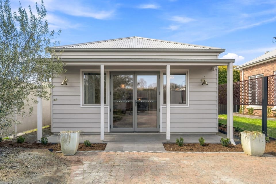 'Barton Studio' - Sleeps 2 Wifi Walk to CBD Apartment in Orange