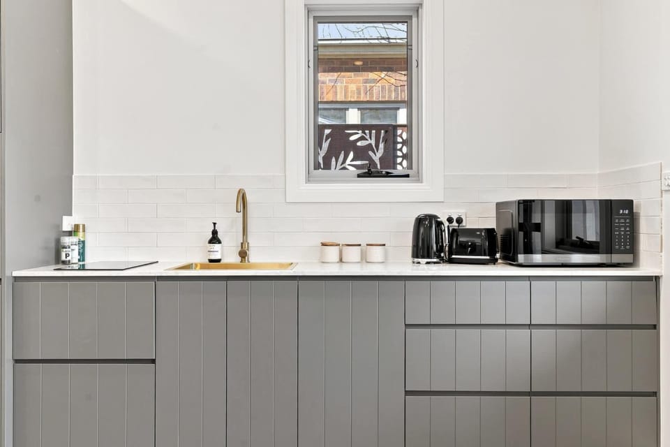 'Barton Studio' - Sleeps 2 Wifi Walk to CBD Apartment in Orange